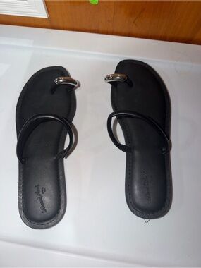 Universal Thread Black Toe-Ring Slide Sandals